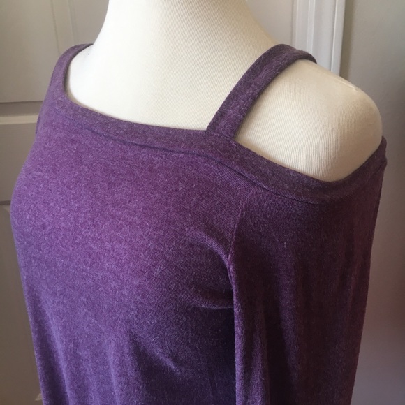 Cold Shoulder 💜 top - Picture 3 of 5